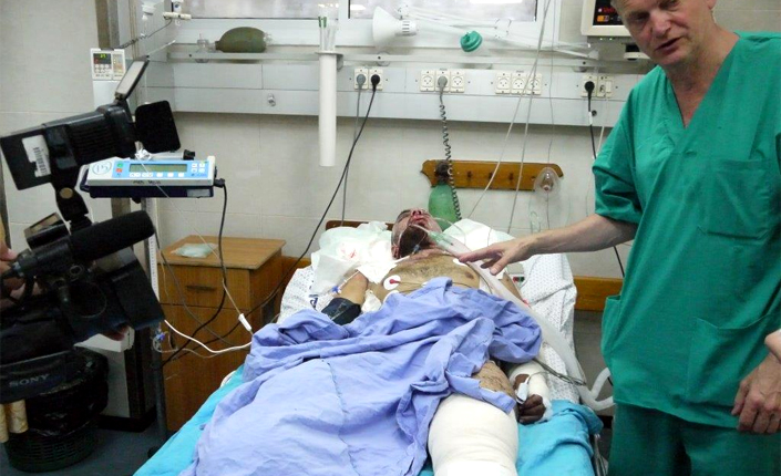 Il medico norvegese Erik Fosse che mostra gli effetti della bomba Dime sulla gamba amputata di un ferito a Gaza. Foto del repoter francese Pierre Barbancey