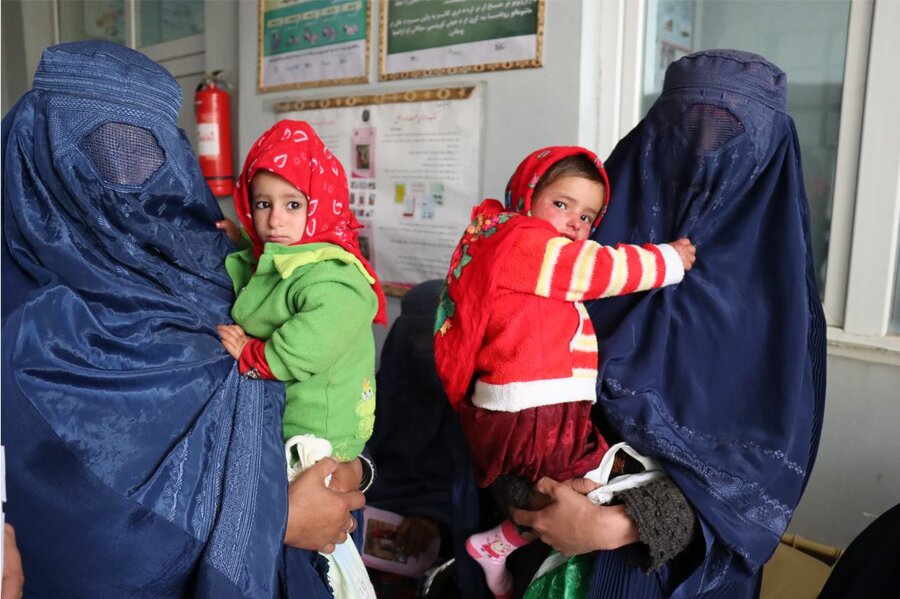 Donne in una clinica nutrizionale a Faizabad. Foto: WFP/Shelley Thakral 
