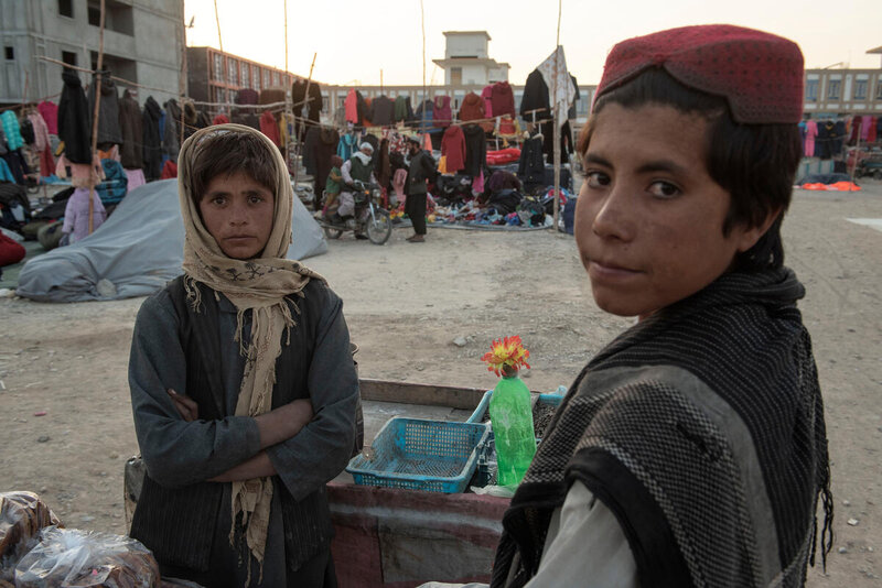 Venditori ambulanti in un mercato di vestiti di seconda mano in Afghanistan. Foto: WFP/Alessio Romenzï
