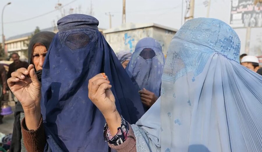 Donne in un mercato a Mazar-i-Sharif dove la gente va a vendere i propri averi. Foto: fotogramma del video del WFP
